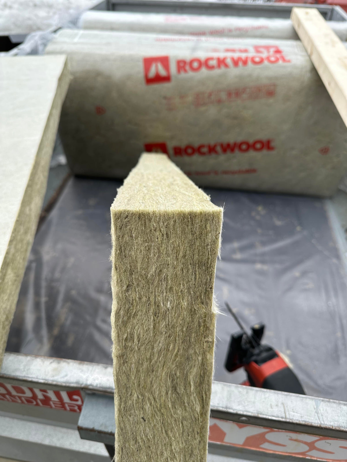 Myke materialer | Fin Snittkvalitet | Rockwall, Markisolasjon, Grunnmurisolasjon, Hunton Vindtettplater, RedAir m.m | 3 stk | Stikksagblad
