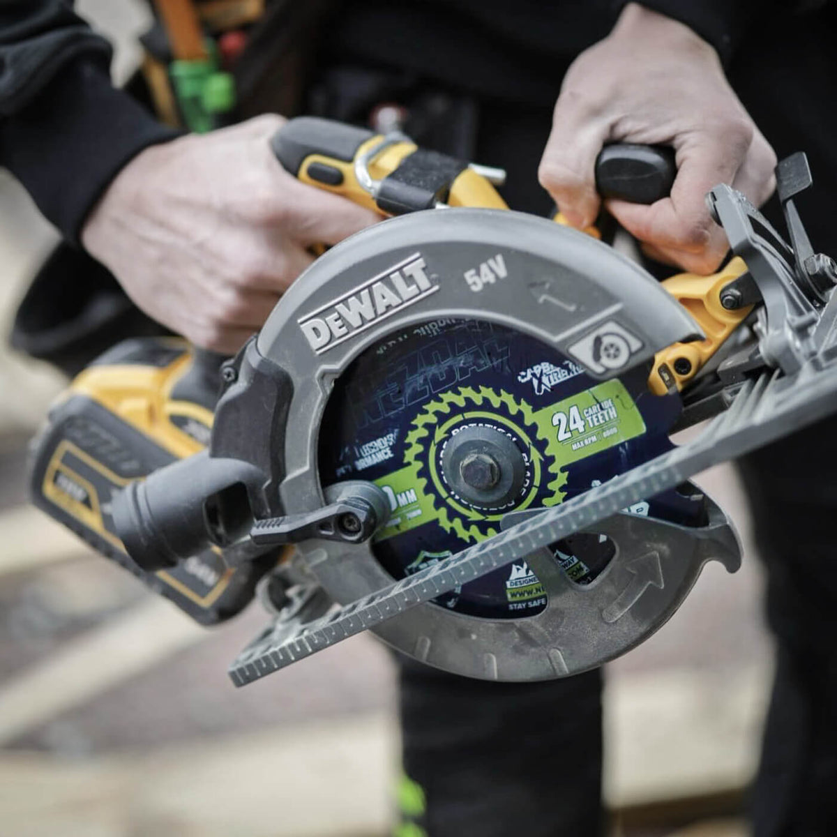 snekker med en dewalt sirkelsag i hånden